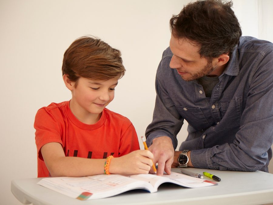 Parent qui accompagne son enfant dans ses devoirs
