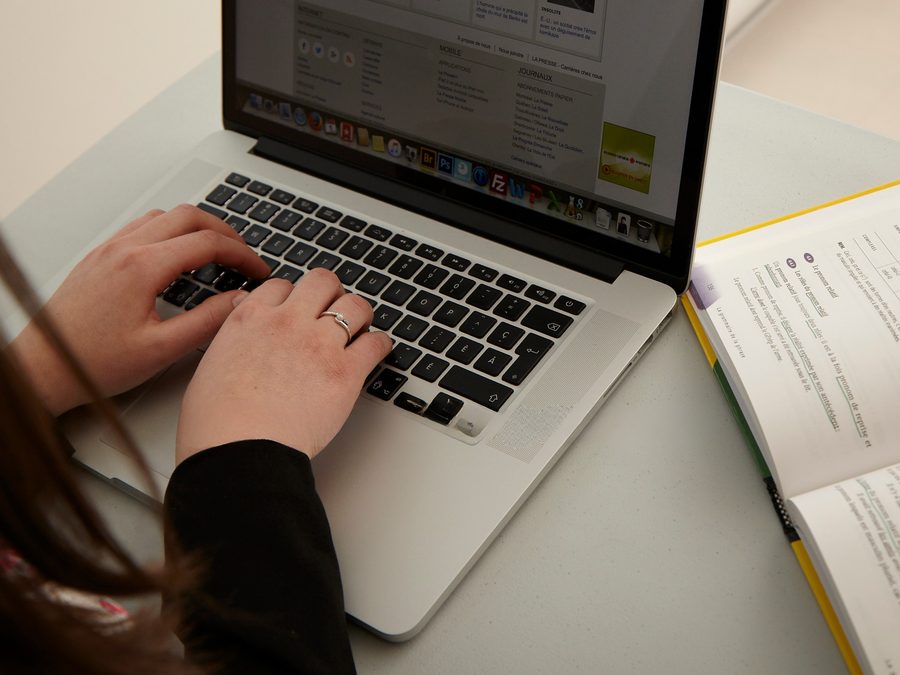 Parent qui suit le programme de coaching parental en ligne sur son ordinateur